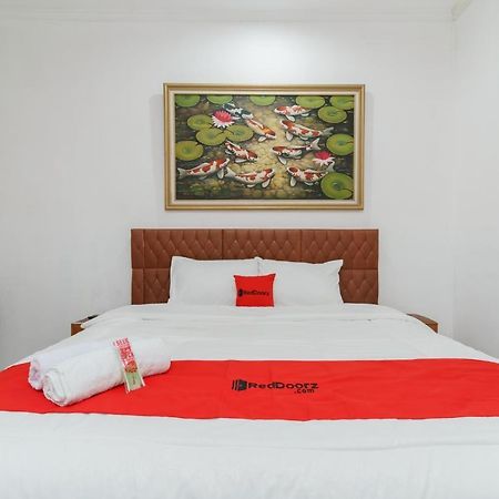 Reddoorz Syariah Near Universitas Borobudur Джакарта Екстериор снимка