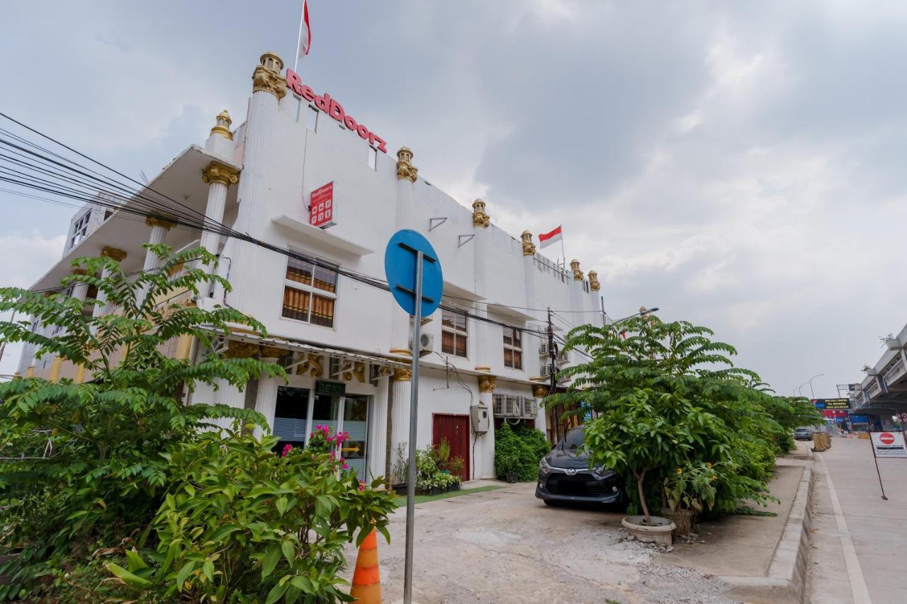 Reddoorz Syariah Near Universitas Borobudur Джакарта Екстериор снимка