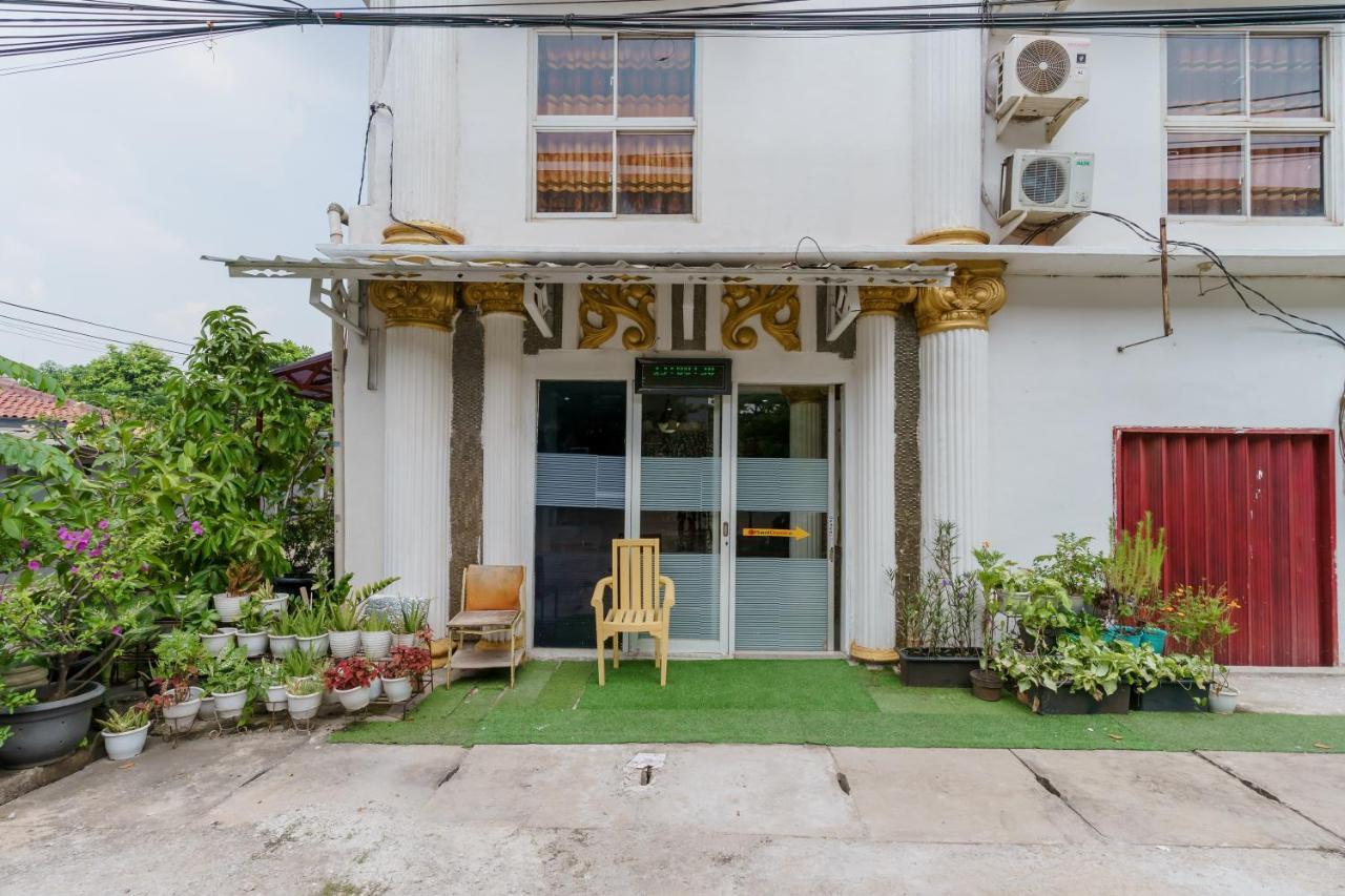 Reddoorz Syariah Near Universitas Borobudur Джакарта Екстериор снимка