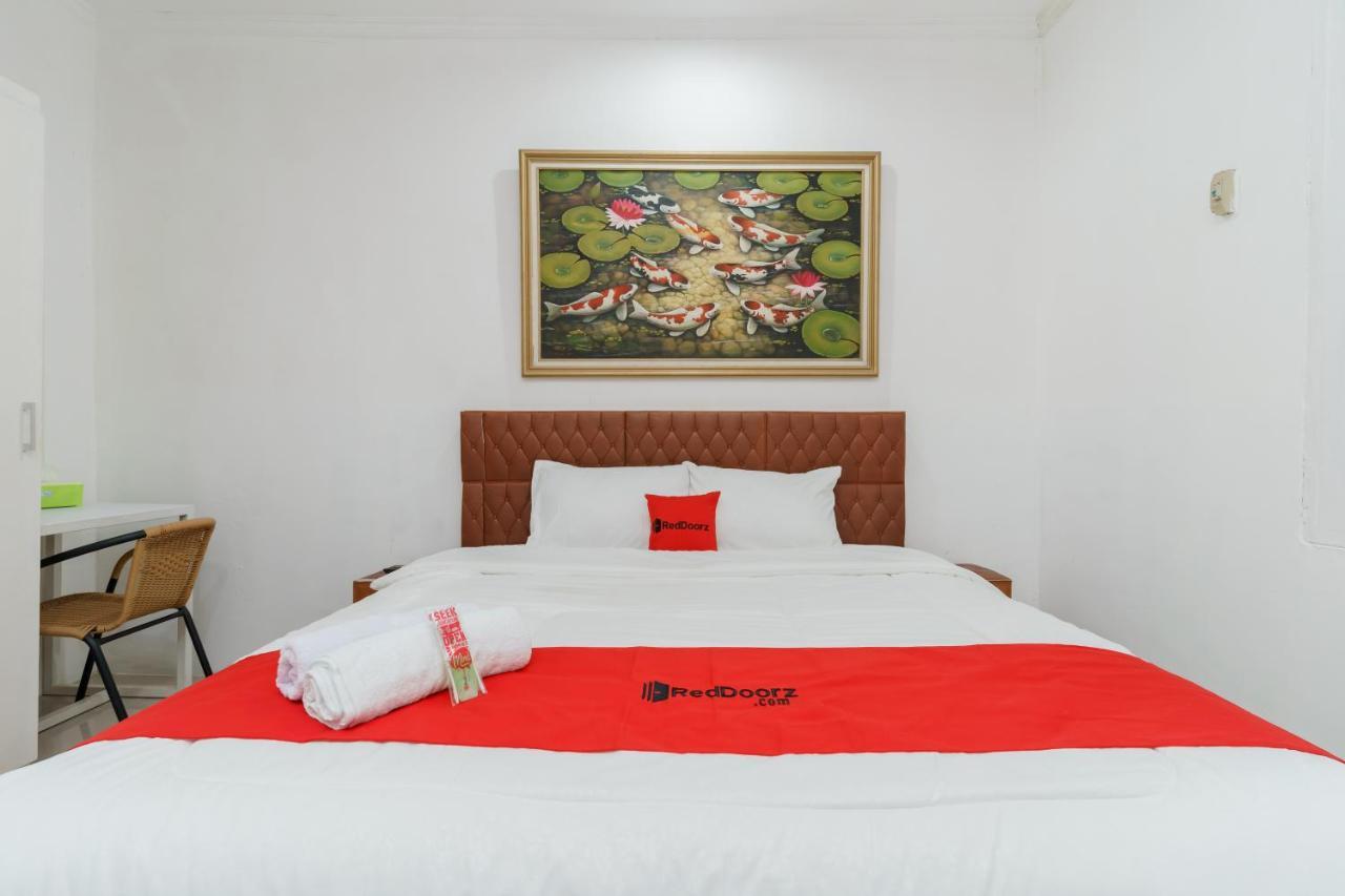 Reddoorz Syariah Near Universitas Borobudur Джакарта Екстериор снимка