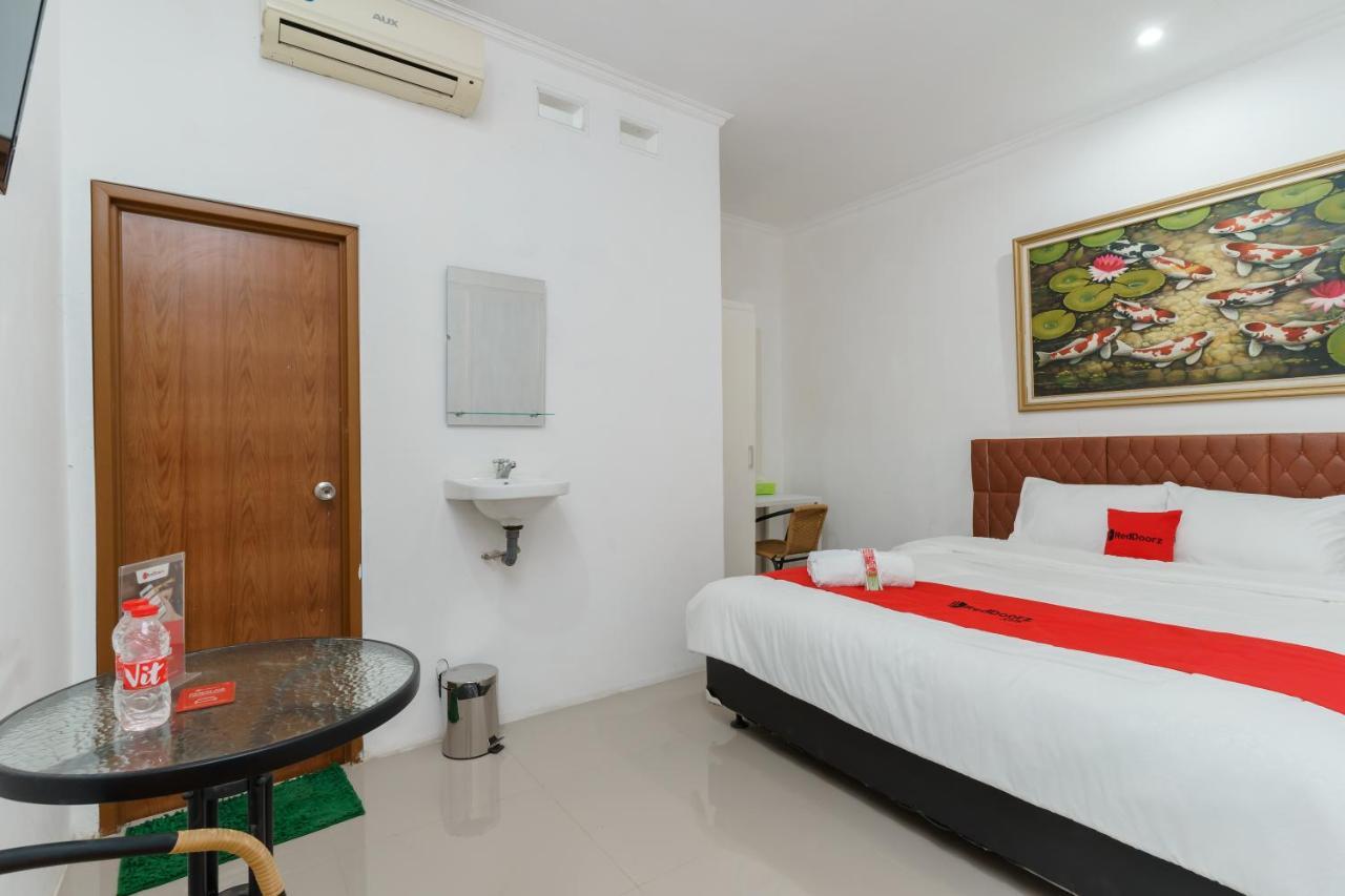 Reddoorz Syariah Near Universitas Borobudur Джакарта Екстериор снимка