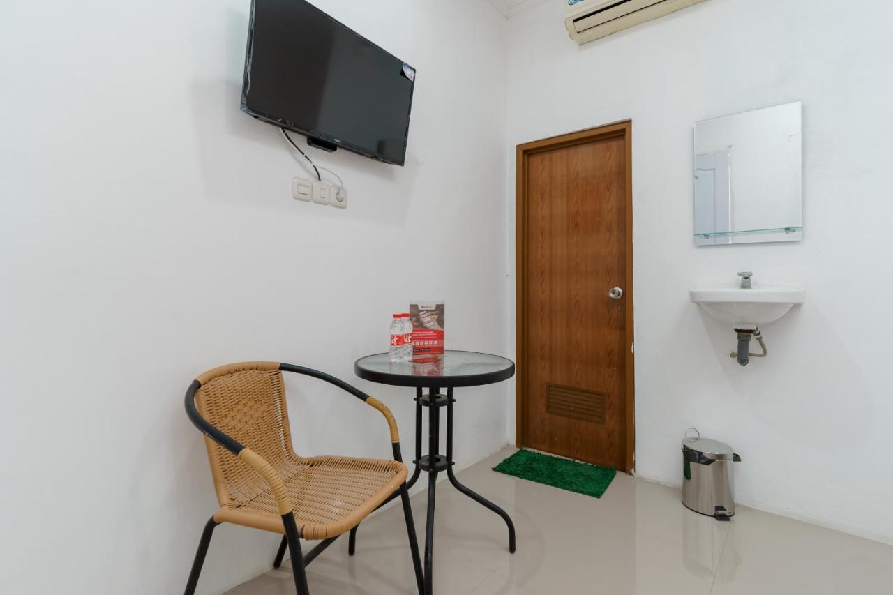 Reddoorz Syariah Near Universitas Borobudur Джакарта Екстериор снимка