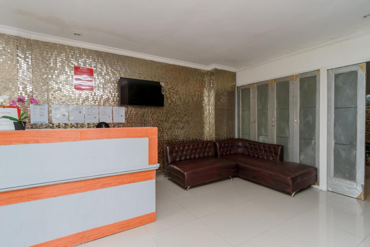 Reddoorz Syariah Near Universitas Borobudur Джакарта Екстериор снимка