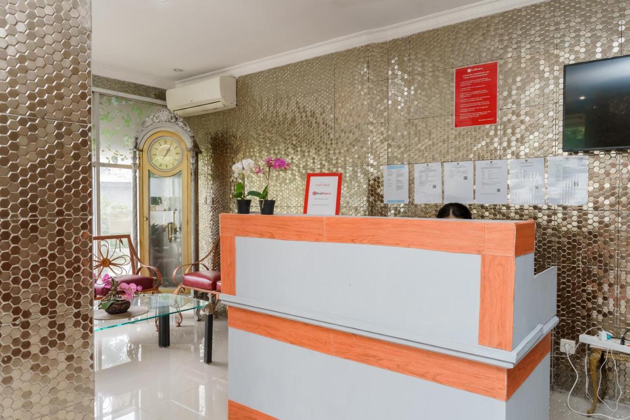 Reddoorz Syariah Near Universitas Borobudur Джакарта Екстериор снимка