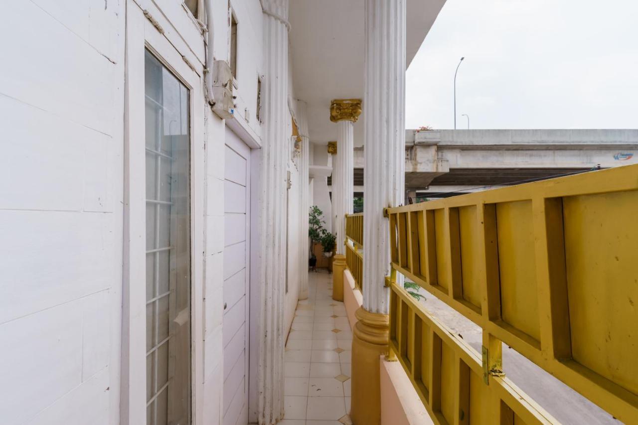 Reddoorz Syariah Near Universitas Borobudur Джакарта Екстериор снимка